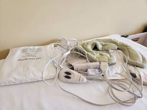 lot 66 image: Electric Heating Pads