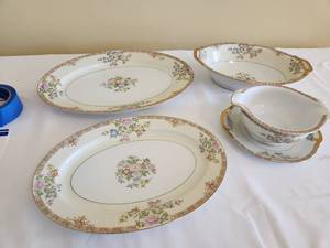 lot 68 image: Vintage Meito China Dinner Set