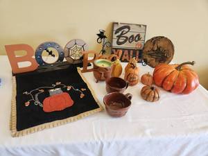 lot 74 image: Halloween Decor Lot Signs & Pumpkins