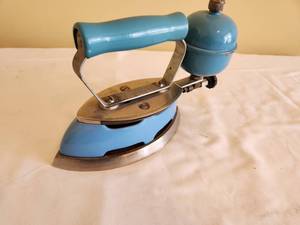 lot 75 image: Vintage Coleman Blue Gas Iron