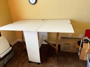 lot 83 image: Foldable Craft Table with Wheels