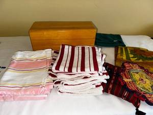 lot 84 image: Kitchen Towels & Wood Recipe Box