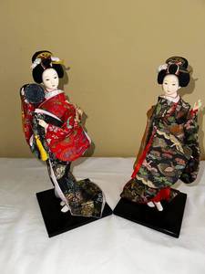 lot 87 image: Japanese Geisha Doll Set