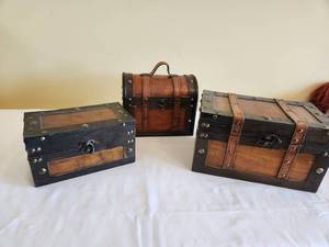 lot 90 image: Set of 3 Wooden Treasure Chests