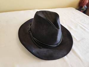 lot 91 image: Minnetonka Genuine Leather Hat