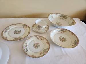 lot 109 image: Meito China Hand Painted Dinnerware