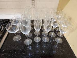 lot 115 image: Set of 22 Clear Wine & Cocktail Glasses