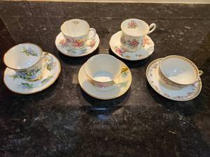 lot 125 image: Vintage Floral Teacup & Saucer Set
