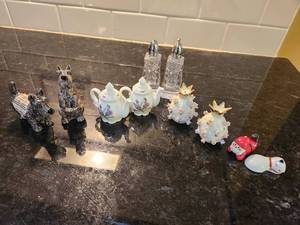 lot 129 image: Set of Decorative Salt & Pepper Shakers