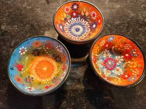 lot 130 image: Handmade Vibrant Floral Bowls Set
