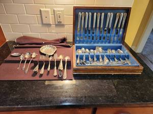 lot 132 image: Wm. Rogers Vintage Flatware Set