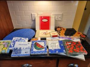 lot 140 image: Decorative Napkin & Doily Set