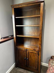 lot 152 image: Wooden Bookcase with Cabinet