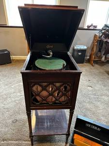 lot 162 image: Edison Antique Phonograph with Records