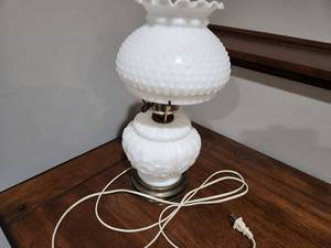 lot 171 image: Vintage Milk Glass Hobnail Lamp