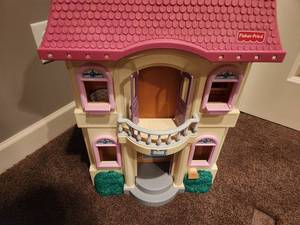 lot 185 image: Fisher-Price Dollhouse