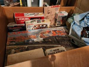 lot 195 image: Lionel Train Set and Accessories Lot