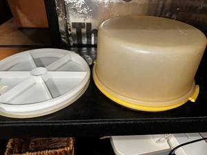 lot 214 image: Vintage Tupperware Cake Carrier