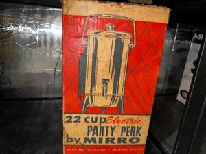 lot 217 image: Vintage Mirro 22-Cup Electric Percolator