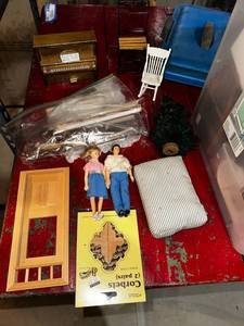 lot 220 image: Vintage Dollhouse Miniatures Set