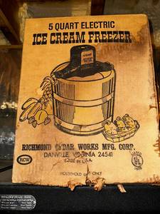 lot 231 image: Richmond Cedar 5 Qt Ice Cream Maker