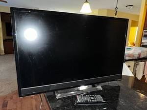lot 260 image: Vizio 32-inch LED TV with Remote