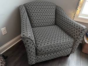 lot 5 image: Fusion Furniture Armchair
