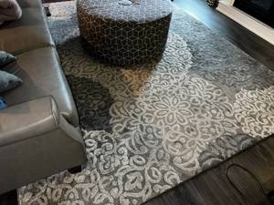 lot 10A image: Modern Floral Area Rug