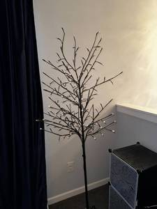 lot 10D image: Decorative LED Light Tree