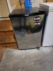 lot 10 image: Haier Mini Fridge 1.7 cu ft