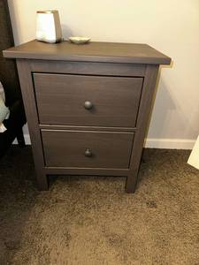 lot 18D image: Modern 2-Drawer Nightstands Set