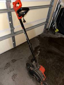 lot 18 image: Black & Decker EdgeHog Edger