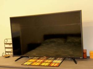 lot 22D image: Hisense 40 Roku Smart TV