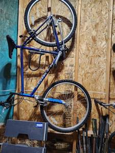 lot 24 image: Schwinn Mountain Bike