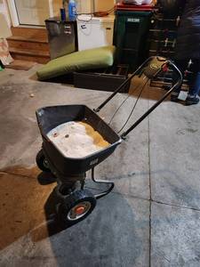lot 31 image: Scotts Elite Spreader