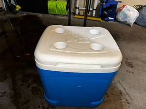 lot 36 image: Igloo Ice Cube Wheeled Cooler