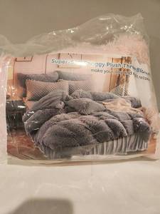 lot 47 image: Super-Soft Shaggy Plush Blanket