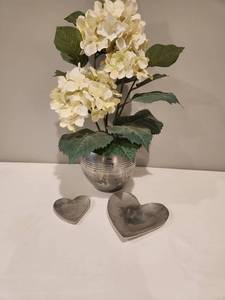 lot 54 image: Hydrangea Floral Set with Heart Trays