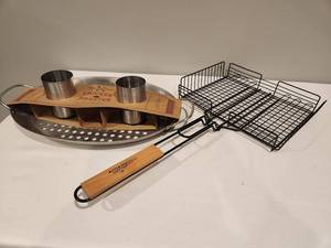 lot 72 image: Grizzly Tools Chicken Roaster & Grill Basket
