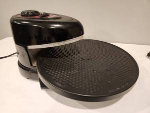 lot 87 image: Presto Pizzazz Pizza Maker