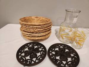lot 115 image: Vintage Home Decor Set