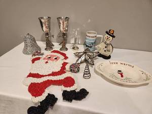 lot 117 image: Festive Holiday Decor & Goblet Set
