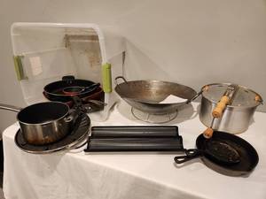 lot 123 image: Assorted Kitchen Cookware Set