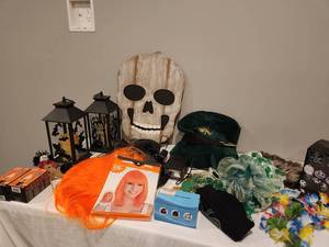 lot 126 image: Halloween Decor & Costume Set