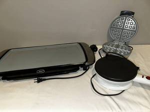 lot 146 image: Oster Griddle & Cuisinart Waffle Maker Set