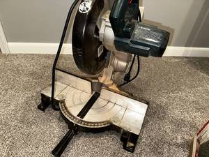 lot 152 image: Black & Decker 10 Miter Saw
