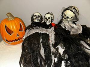 lot 163 image: Halloween Pumpkin & Skeleton Set