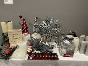 lot 168 image: Festive Christmas Decor Collection