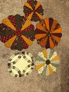 lot 240 image: Vintage Quilted Placemats Set