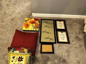 lot 243 image: Home Decor Wall Art & Pillow Set
